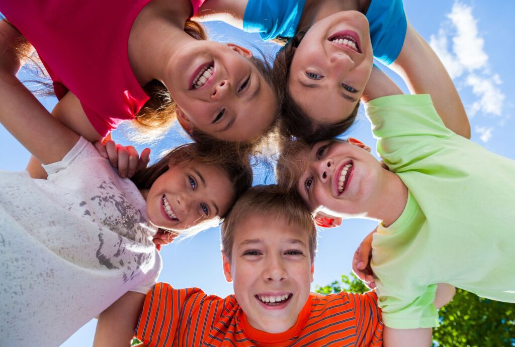 niños sonrientes ludoteca kids and party