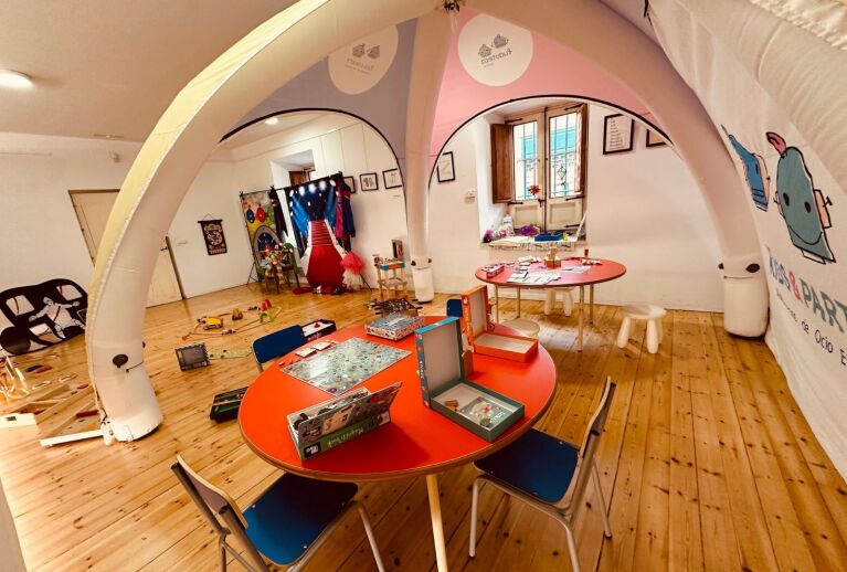 instalacion de la ludoteca del festival seminci de valladolid (españa)